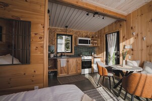 Muebles diferentes y ropa de cama 