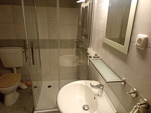 Ducha, secador de pelo, toallas y jabón