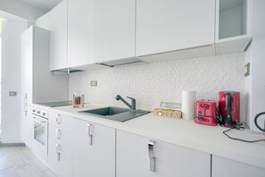 Réfrigérateur, un four, lave-vaisselle, cafetière-théière