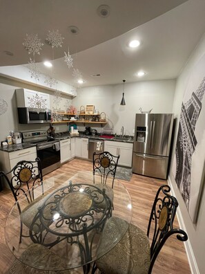 Fridge, microwave, oven, stovetop - Close by downtown Asheville, the Biltmore Estate, Blue Ridge ParkWay, Arboretum. (Candler)