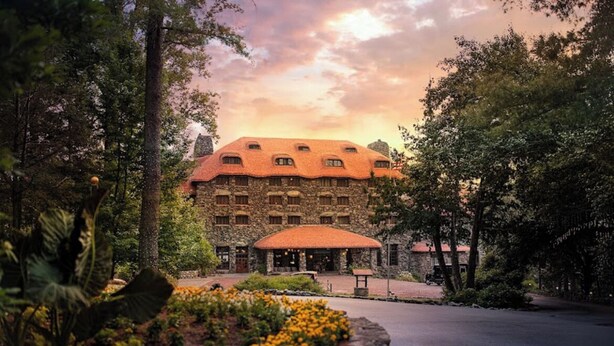 A stone building with a red-tiled roof and a covered entrance. - Close by downtown Asheville, the Biltmore Estate, Blue Ridge ParkWay, Arboretum. (Candler)