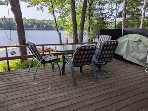 Outdoor dining - 3 Bdrm, Loft, 1.5 baths knotty pine cabin, handicap accessible on 55 acre lake (Lac du Flambeau)