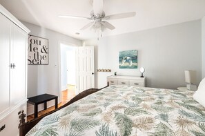 3 bedrooms, WiFi, bed sheets - Next to the park and 2 blocks to the Beach and restaurants! RIGHT side of Duplex (Cape Charles)