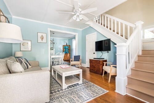 Next to the park and 2 blocks to the Beach and restaurants! RIGHT side of Duplex