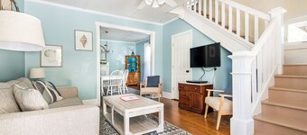 Next to the park and 2 blocks to the Beach and restaurants! RIGHT side of Duplex