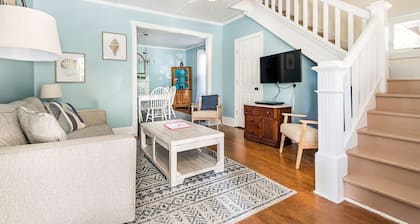 Next to the park and 2 blocks to the Beach and restaurants! RIGHT side of Duplex