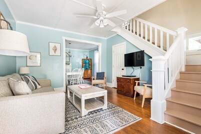 Next to the park and 2 blocks to the Beach and restaurants! RIGHT side of Duplex