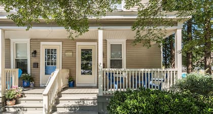Next to the park and 2 blocks to the Beach and restaurants! RIGHT side of Duplex