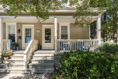 Next to the park and 2 blocks to the Beach and restaurants! RIGHT side of Duplex