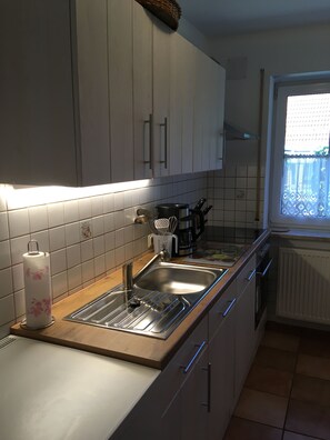Réfrigérateur, four à micro-ondes, un four, surface de cuisson