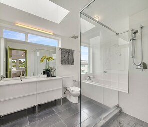 Bathtub, hair dryer, towels, soap - 5 level, fun, walkable urban artist's Loft. Trained dogs now welcome! (Seattle)