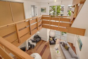 Smart TV, fireplace, books, offices - 5 level, fun, walkable urban artist's Loft. Trained dogs now welcome! (Seattle)