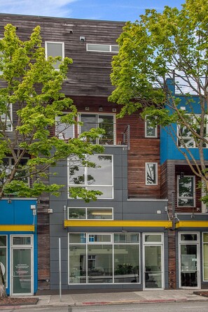 Exterior - 5 level, fun, walkable urban artist's Loft. Trained dogs now welcome! (Seattle)