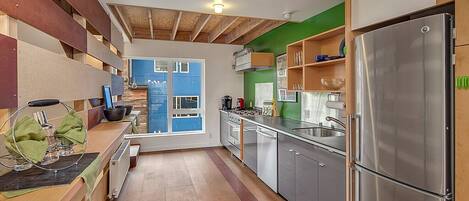 ثلاجة، ميكروويف، فرن، موقد طهي مسطح