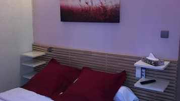 2 habitaciones, escritorio y tabla de planchar con plancha