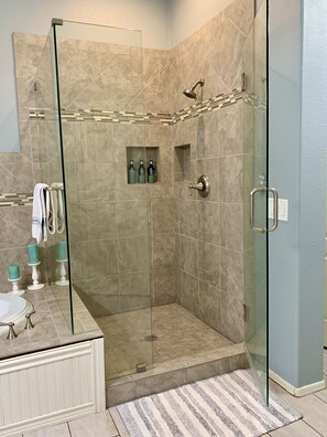 Combined shower/tub, jetted tub, hair dryer, towels - Wildflower Ranch Backyard Oasis with Pool & Spa (Goodyear)