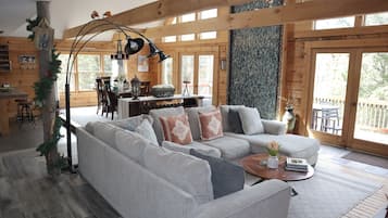 Una Smart TV, una chimenea, videojuegos, un reproductor de DVD