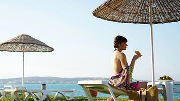 Bãi biển riêng, ghế dài tắm nắng, dù trên bãi biển