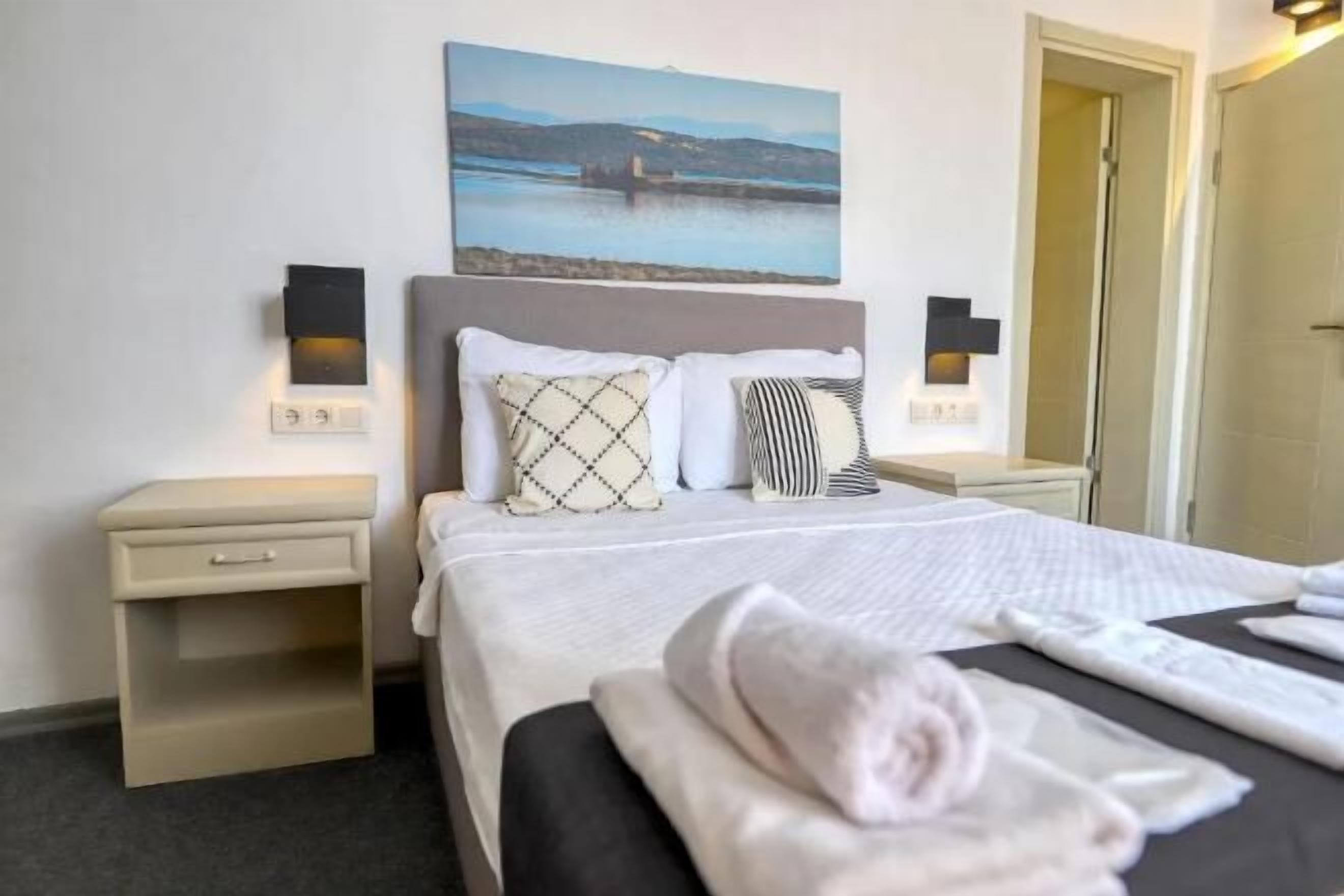 Minibar, laptop workspace, free WiFi, bed sheets