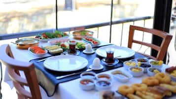 Gratis frukost med lokala rätter varje dag