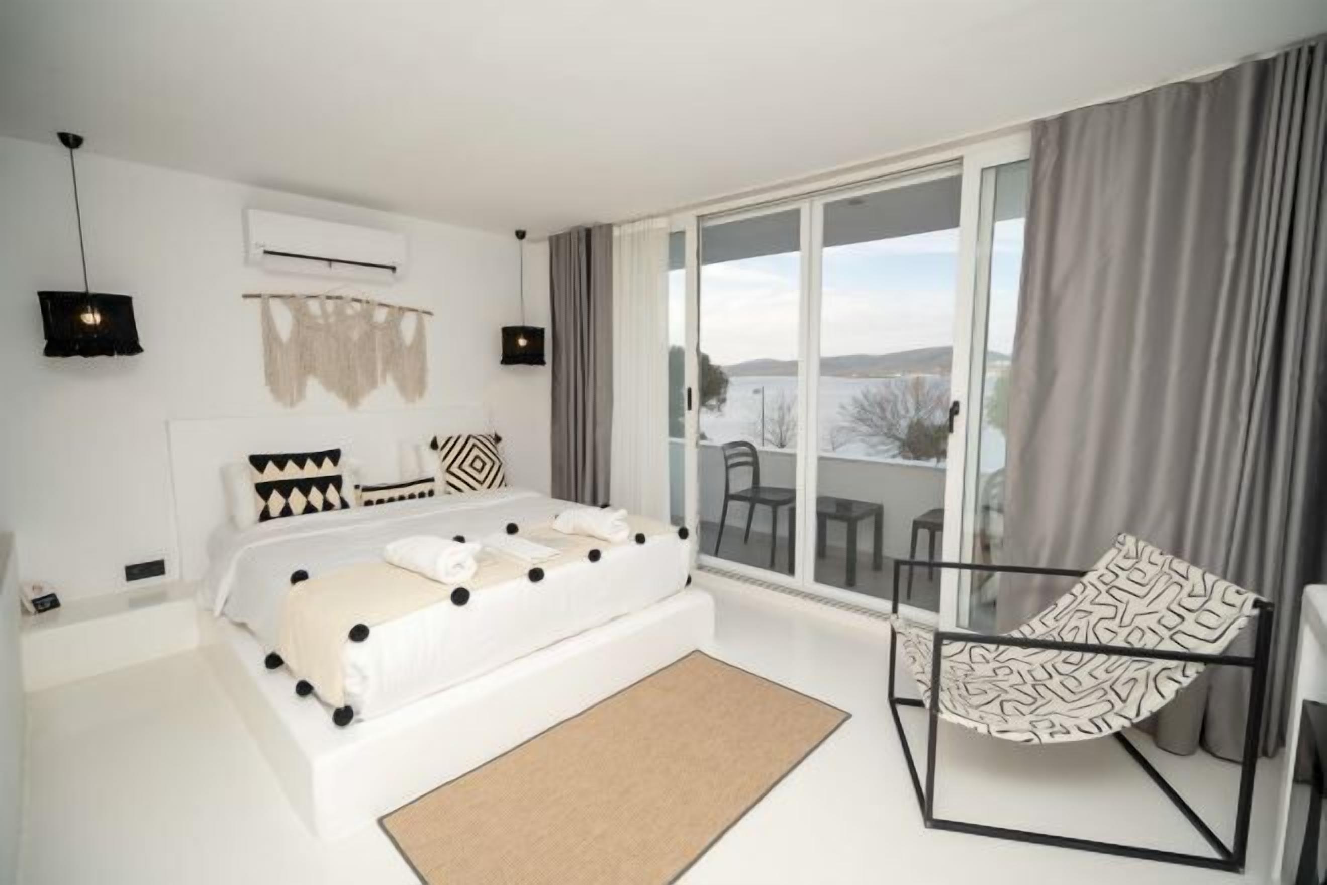 Minibar, laptop workspace, free WiFi, bed sheets