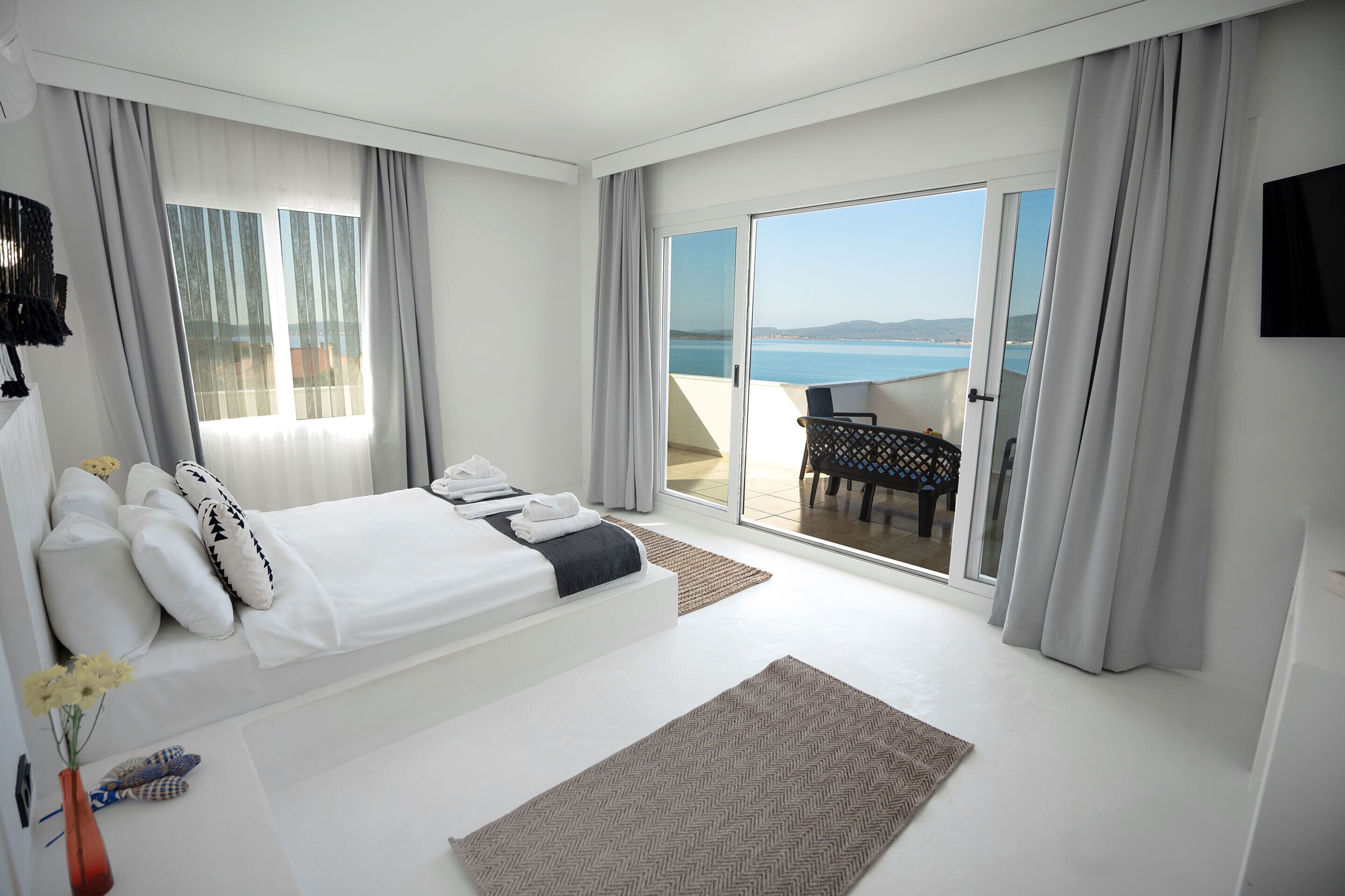 Deluxe Quadruple Room | Minibar, laptop workspace, free WiFi, bed sheets