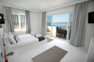 Deluxe Quadruple Room | Minibar, laptop workspace, free WiFi, bed sheets