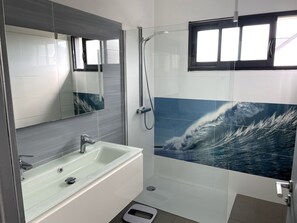 Badewanne, Whirlpool, Haartrockner, Handtücher