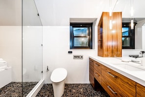 Vasca, asciugacapelli, asciugamani, sapone