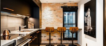 *Designer Downtown* Modern Loft + Outdoor Patio!