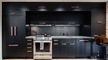 Een koelkast, een microgolfoven, een oven, een kookplaat