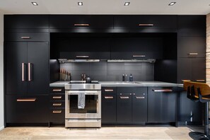 Een koelkast, een microgolfoven, een oven, een kookplaat