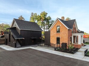 المنشأة من الخارج