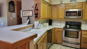 Coffee/tea maker, fridge, microwave, oven - Snowcreek Resort Vacation Rental 603 (Mammoth Lakes)