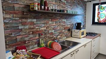 Kühlschrank, Mikrowelle, Herdplatte, Wasserkocher mit Kaffee-/Teezubehör