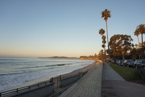 Beach nearby, sun-loungers, beach towels