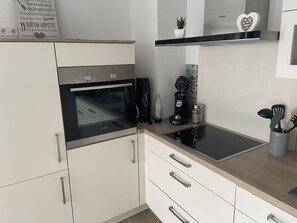 Fridge, stovetop, dishwasher, coffee/tea maker - Ferienwohnung mit Balkon (Bruttig-Fankel)