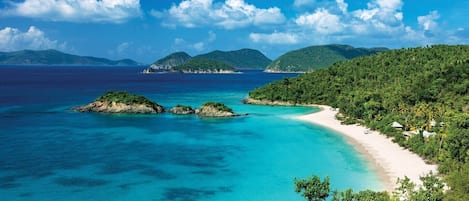 Vlak bij het strand, ligstoelen aan het strand, strandlakens