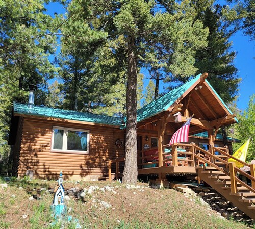 Mountain skiing hiking biking 2 B&B, stocked kitchen, 3TVs, front & back deck
