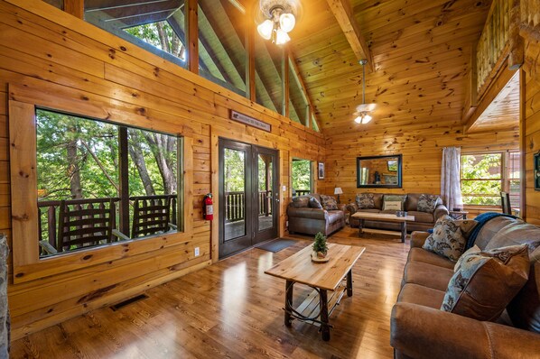 Smart TV, fireplace, video games - Prime Pigeon Forge Location! Close to Dollywood & all PF attractions! EZ Roads! (Sevierville)