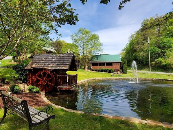 Property grounds - Prime Pigeon Forge Location! Close to Dollywood & all PF attractions! EZ Roads! (Sevierville)