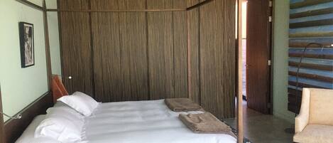 3 bedrooms, in-room safe, WiFi, bed sheets