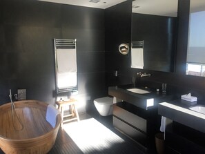 ヘアドライヤー、タオル、石鹸、シャンプー