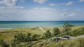 Plage à proximité, chaises longues, serviettes de plage