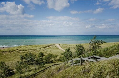 Lg Private Pool w Huge Patio, Hot tub, Firepit, 2 min to Downtown, Beach & more.