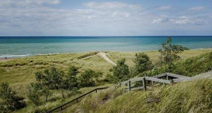 Lg Private Pool w Huge Patio, Hot tub, Firepit, 2 min to Downtown, Beach & more.