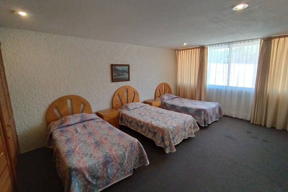 Triple Room | Desk, WiFi (free)