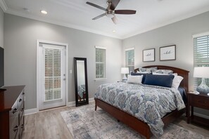 4 bedrooms, iron/ironing board, free WiFi, bed sheets - Seasonal Beach Service & NEW Golf Cart Included!! (Destin)