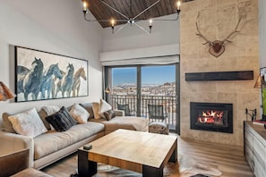 Televisión y chimenea 