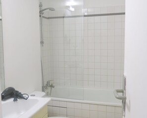 Shower, hair dryer - Studio Bastille Lappe CityCosy (Paris)